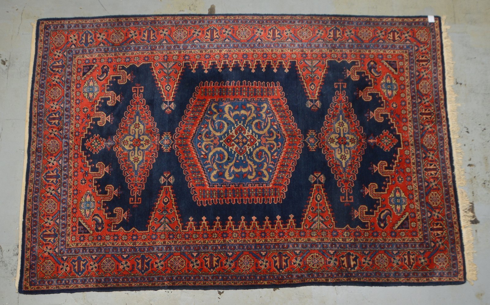 Viss, feste Knüpfung, gleichmäßig hoher Flor - in gutem Zustand; Maße 345 x 225 cm