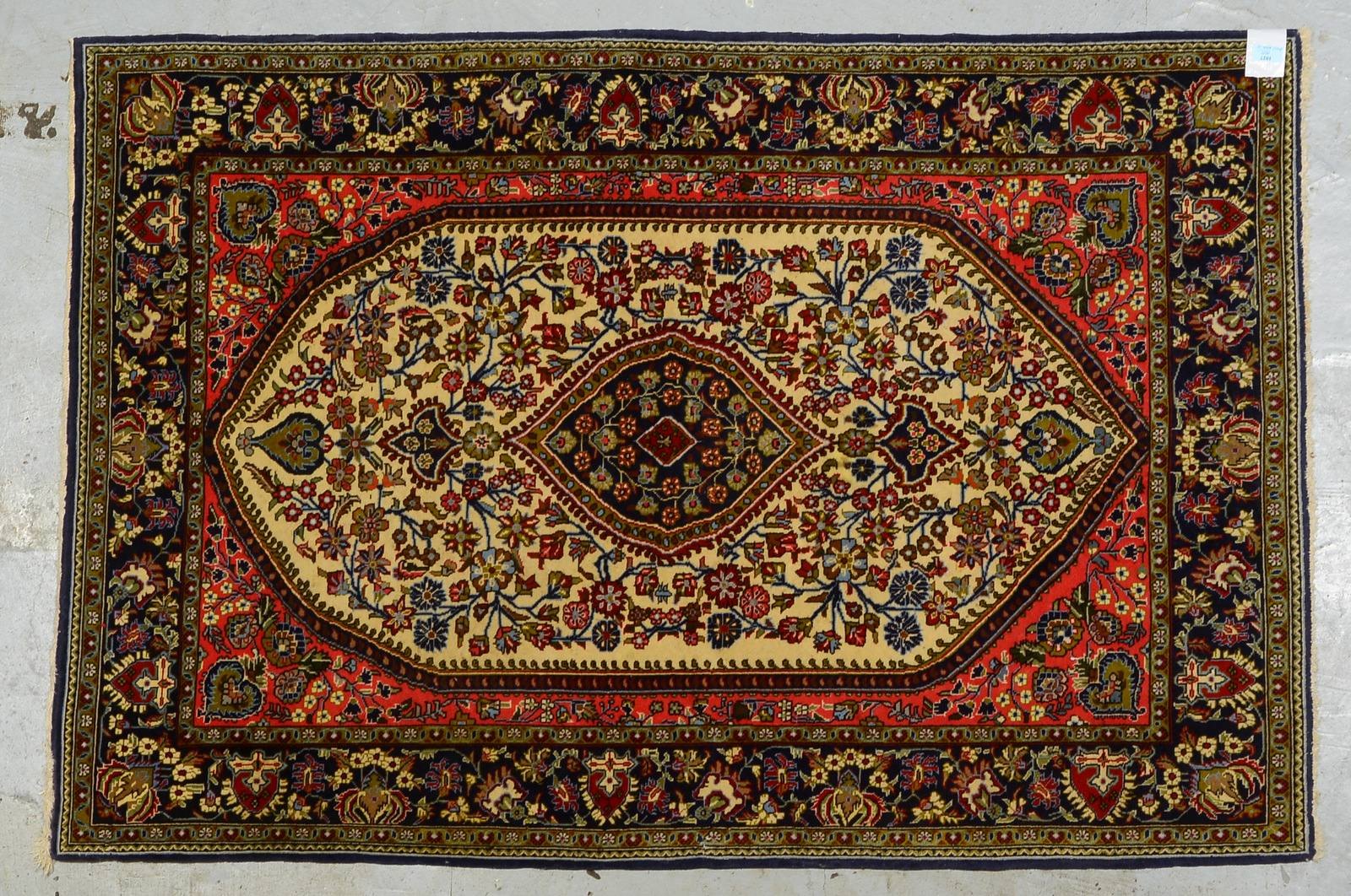 Ghom, mittelfeine bis feine Kn., dichter Flor - in gutem Zustand; Maße 160 x 110 cm