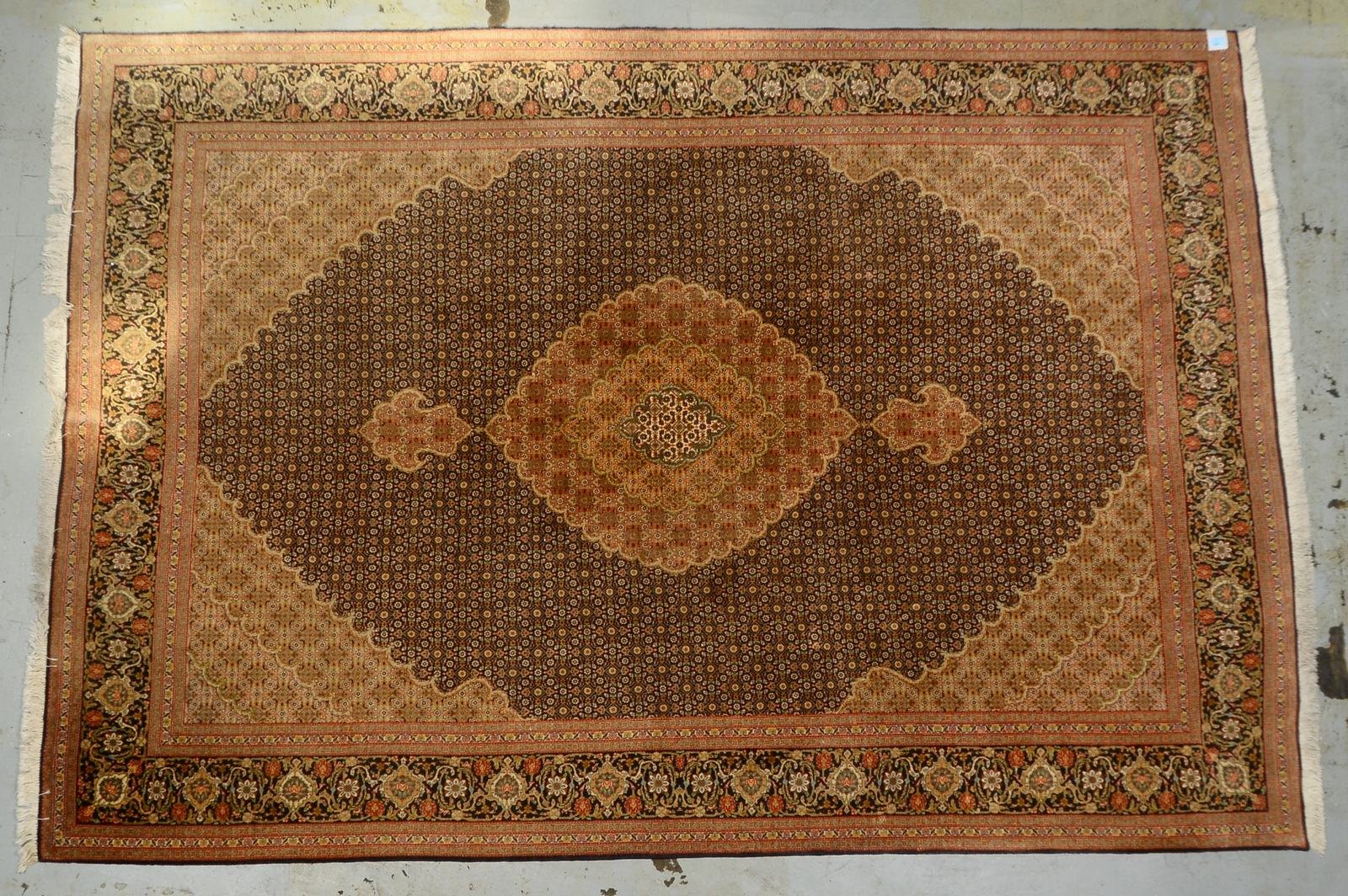 Täbriz, kl. Seidenanteile, mittelfeine Knüpfung, ringsum komplett, gleichm. Flor