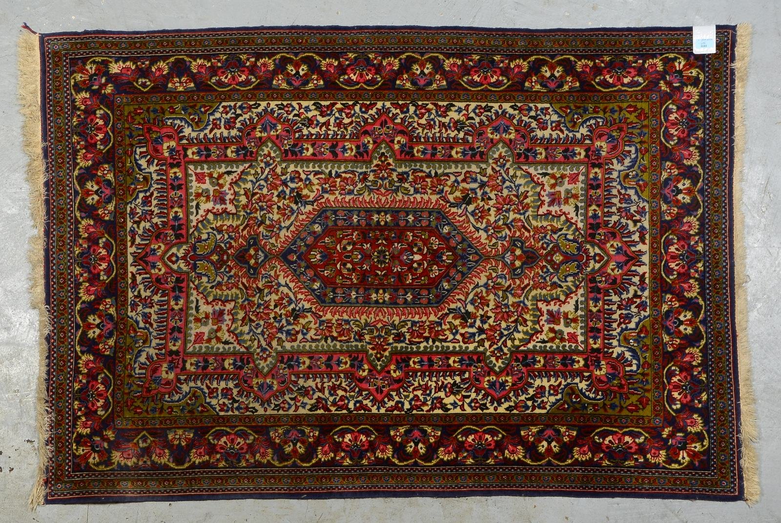 Ghom, mittelfeine bis feine Kn., dichter Flor - in gutem Zustand; Maße 154 x 105 cm