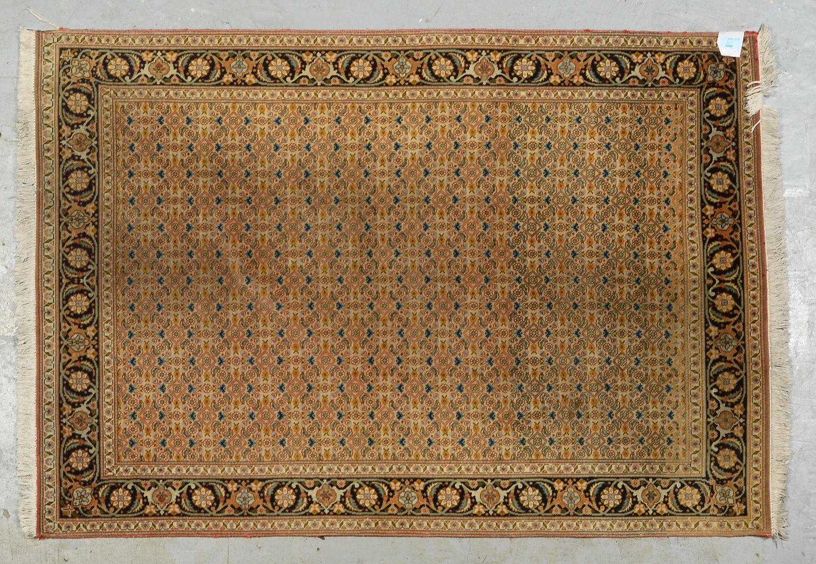 Täbriz, kl. Seidenanteile, mittelfeine Knüpfung, gleichm. Flor (vollst. geblichen)