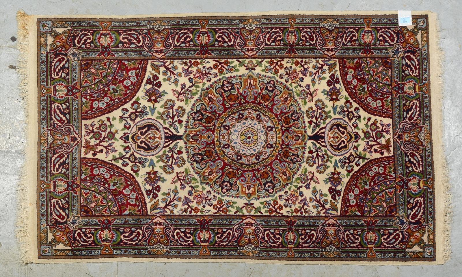 Orientbrücke, feine Kn., hellgrundig, gleichm. Flor - in gutem Zust.; Maße 153 x 96 cm