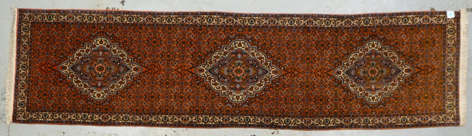 Bidjar-Galerie, feste feine Kn., guter stabiler Zust., dichter hoher Flor; Maße 320 x 83 cm