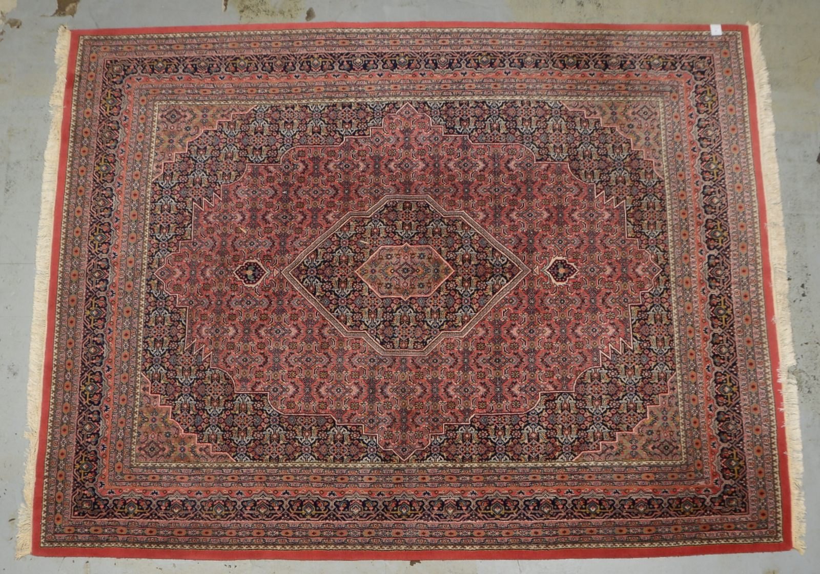 Indo-Bidjar, mittelfeine Knüpfung, hoher dichter Flor - in gutem Zustand; Maße 331 x 251 cm