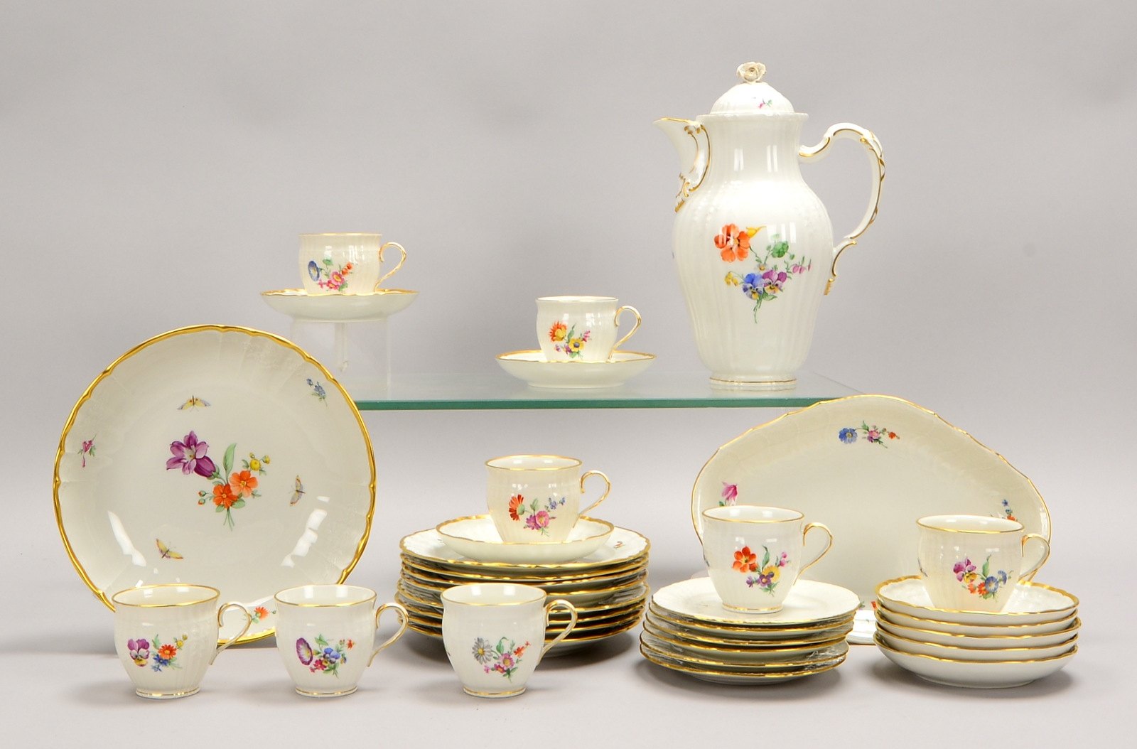KPM, Kaffeeporz., Form 'Rocaille', mit Blumenmalerei und Goldrand, für 8 Pers.