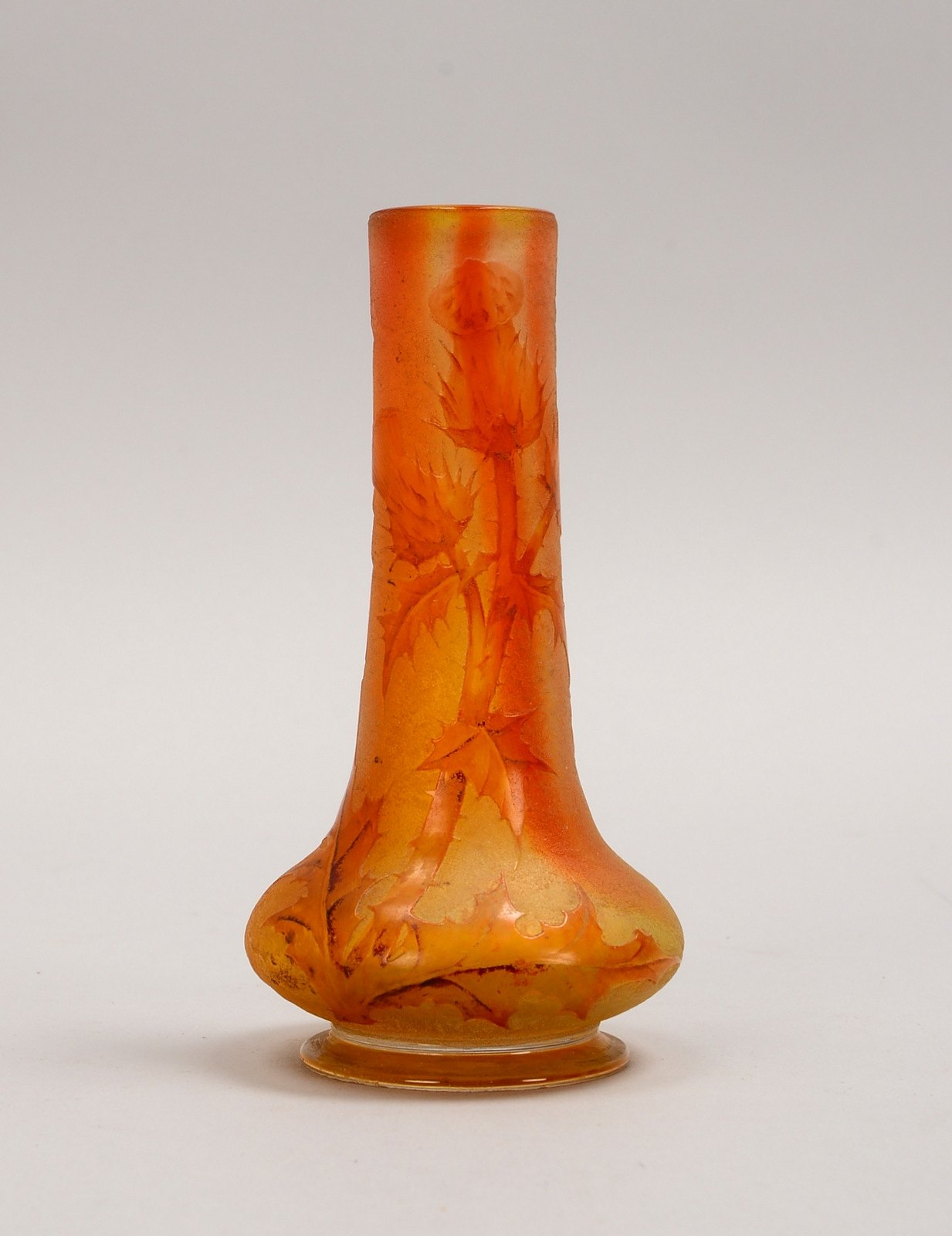 Daum/Nancy, Glasvase, geätztes florales Dekor (Distelmotiv), sign.; Höhe 11,3 cm
