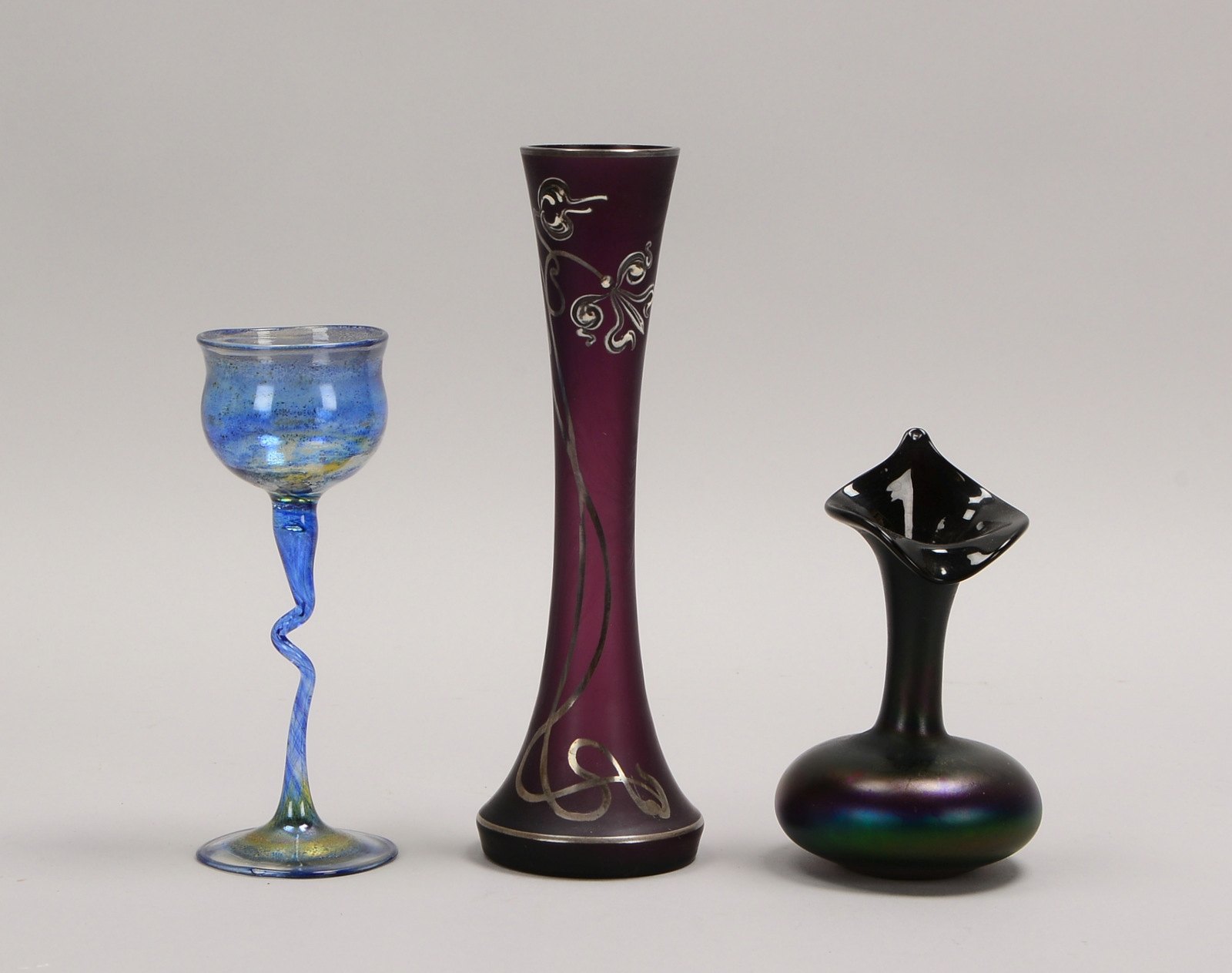 3 Sammler-Glasteile, untersch. Jugendstil-Ausführungen: 2x Tischvasen, und 1 Zierglas