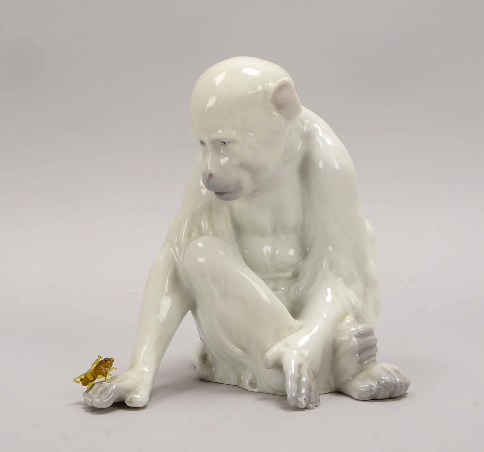 Heubach, Porz.-Figur, 'Affe mit Fliege', pastellf. Unterglasurbem.; Höhe 15,5 cm