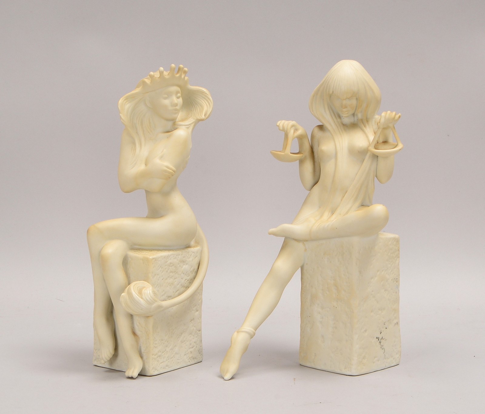 Royal Copenhagen, 2 Porz.-Fig. 'Libra'/'Waage' und 'Leo'/'Löwe', Entw. Christel Marott