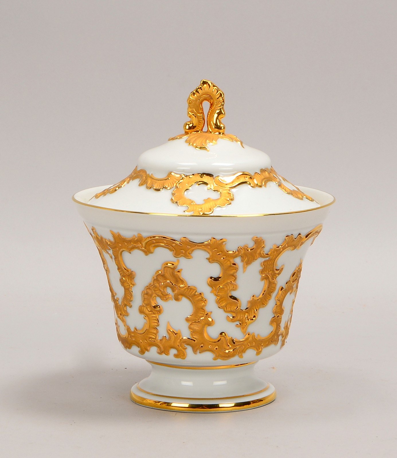 Meissen, Deckeldose, 'B-Form', mit Reliefdekor/vergoldeten Rocaillen; Höhe 17 cm