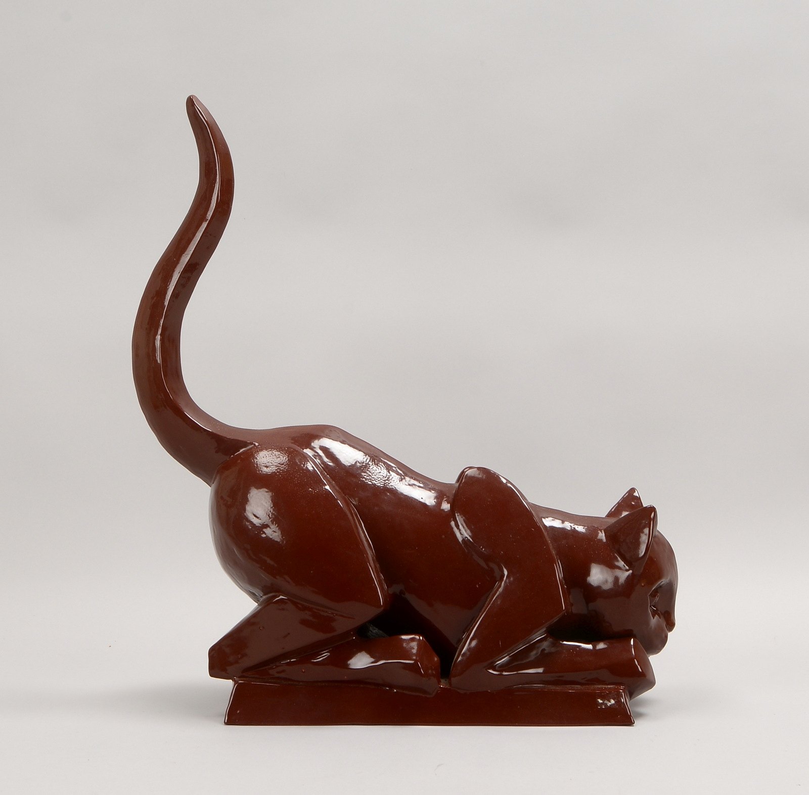 Keramikfigur, 'Lauernde Katze', Glasur in Braun-Weinrot, unsign., auf Sockel; Höhe 51 cm