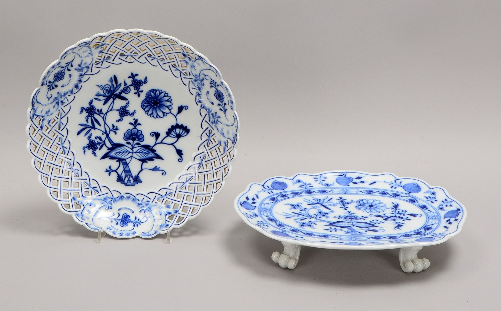 Meissen-Durchbruchschale (I. Wahl), Ø 24 cm; und ovale Fuß-Aufsatzplatte (2-gestr.)