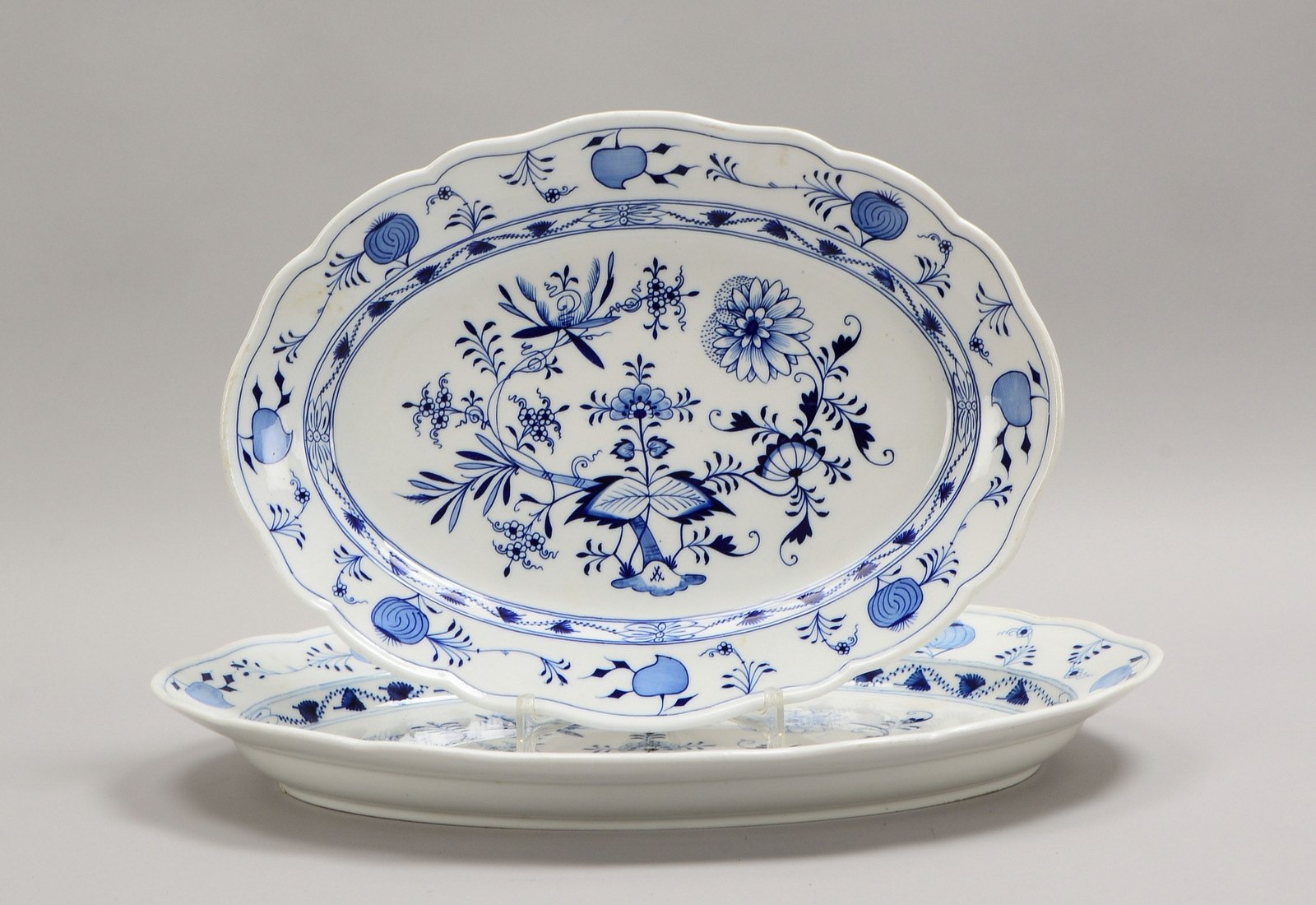 Meissen, 2 gr. Fleischplatten, mit Zwiebelmuster: 1 Knaufzeit/I. Wahl, 1x 2-gestr.