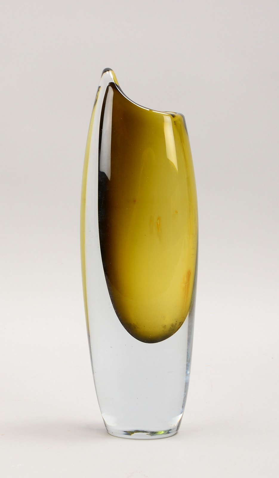 Glasvase (Murano), alt, farbig mit klarem Überfang, im Boden sign./grav. und numm.