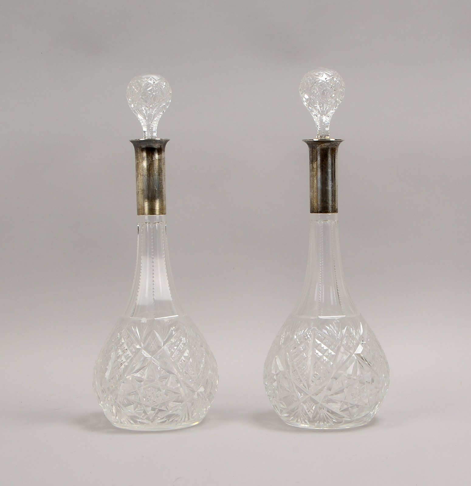 Paar Weinkaraffen, Kristallglas, mit Silbermontierung; Höhe 38 cm