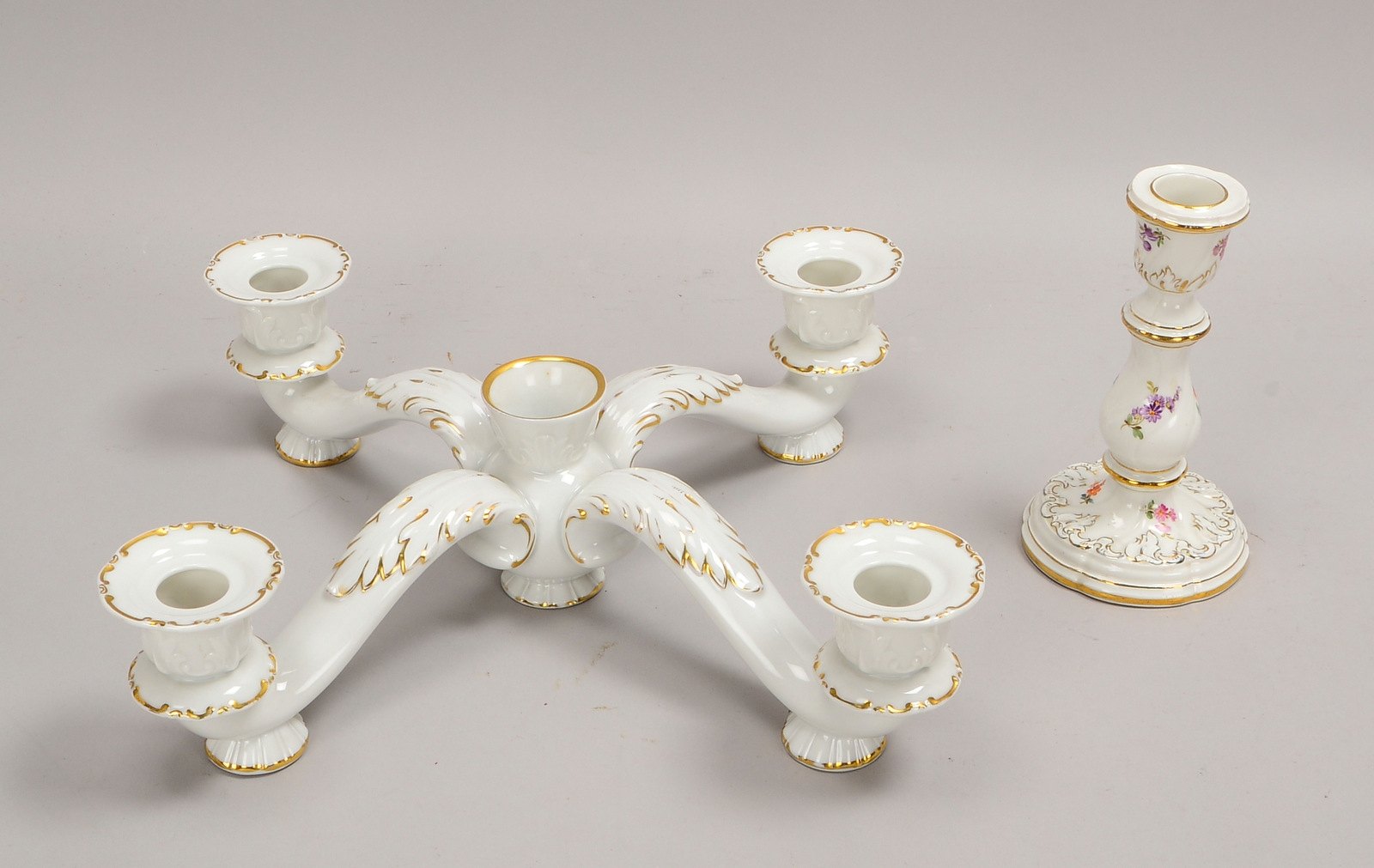 2 Porz.-Tischkerzenleuchter: Rosenthal, 5-fl., Ø 38 cm; und 1x Meissen, 1-fl., Höhe 16 cm