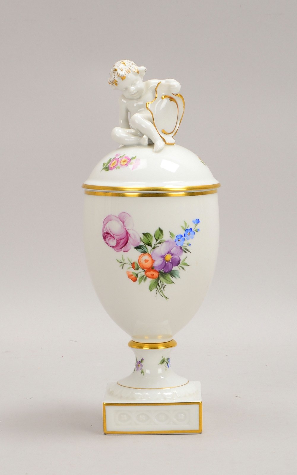 Royal Copenhagen, Pokal-Deckelgefäß, vollplast. Applik., florale Bemalung/goldstaff.