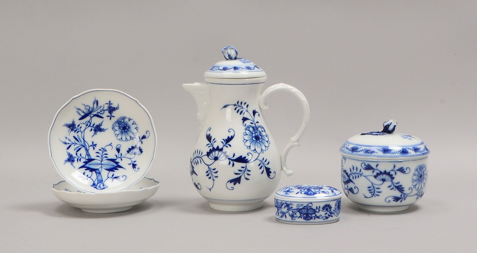 Meissen, Dekor 'Zwiebelmuster': Kaffeekanne, Zuckerdose, 2x Schälchen; und kl. Dose
