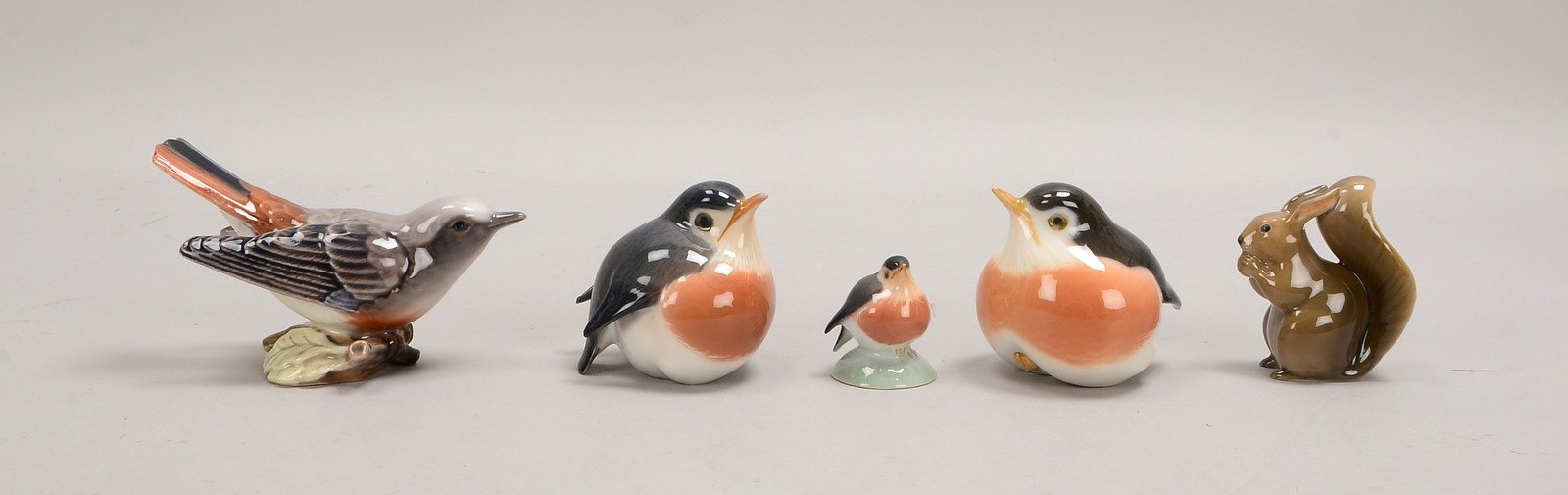 5 Porz.-Figuren: 3x 'Dompfaffen'/1 weitere Vogelfigur, sowie 1 'Eichhörnchen'