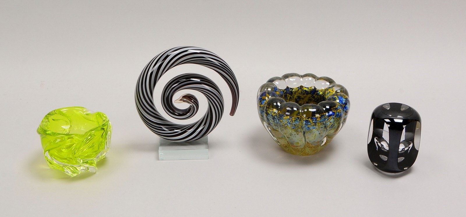 4 Künstlerglas-Teile: 2 Glasobjekte/1x signiert ('Borelli' -?), und 2x Glasschalen, versch. Ausf.