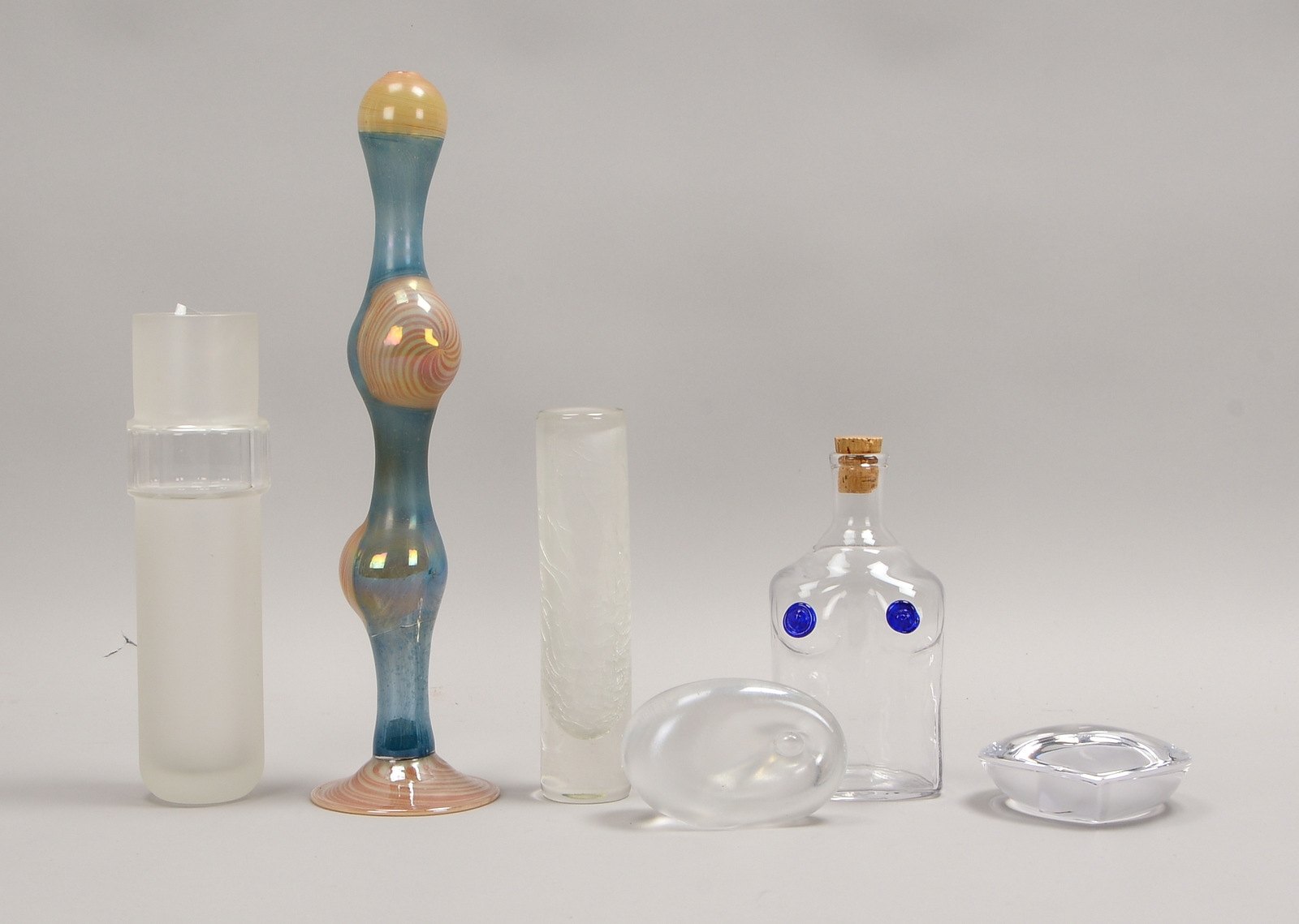 6 Künstlerglas-Teile: 2x Vasen und einzelne Flasche; 3x figürl. Objekte/1x sign.