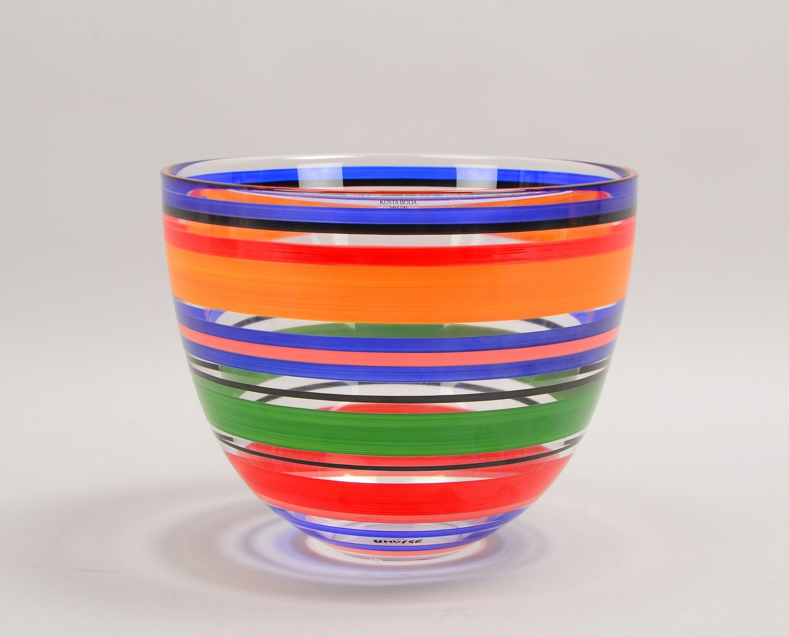 Kosta Boda, Schale, Klarglas mit farb. Streifen, Entw. U. Hydman-Vallien; Höhe 22 cm
