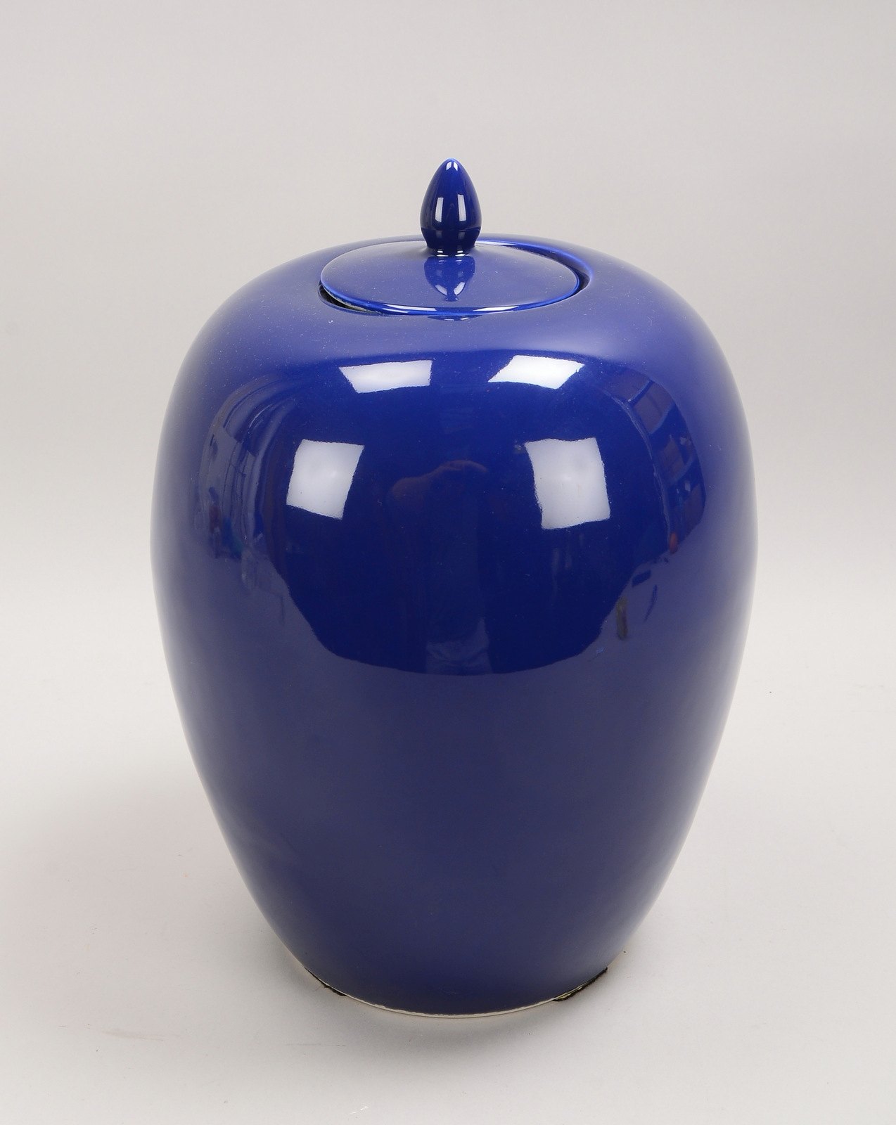 Deckelvase (im chin. Stil), Porzellan, mit puderblauer Glasur; Höhe 40 cm