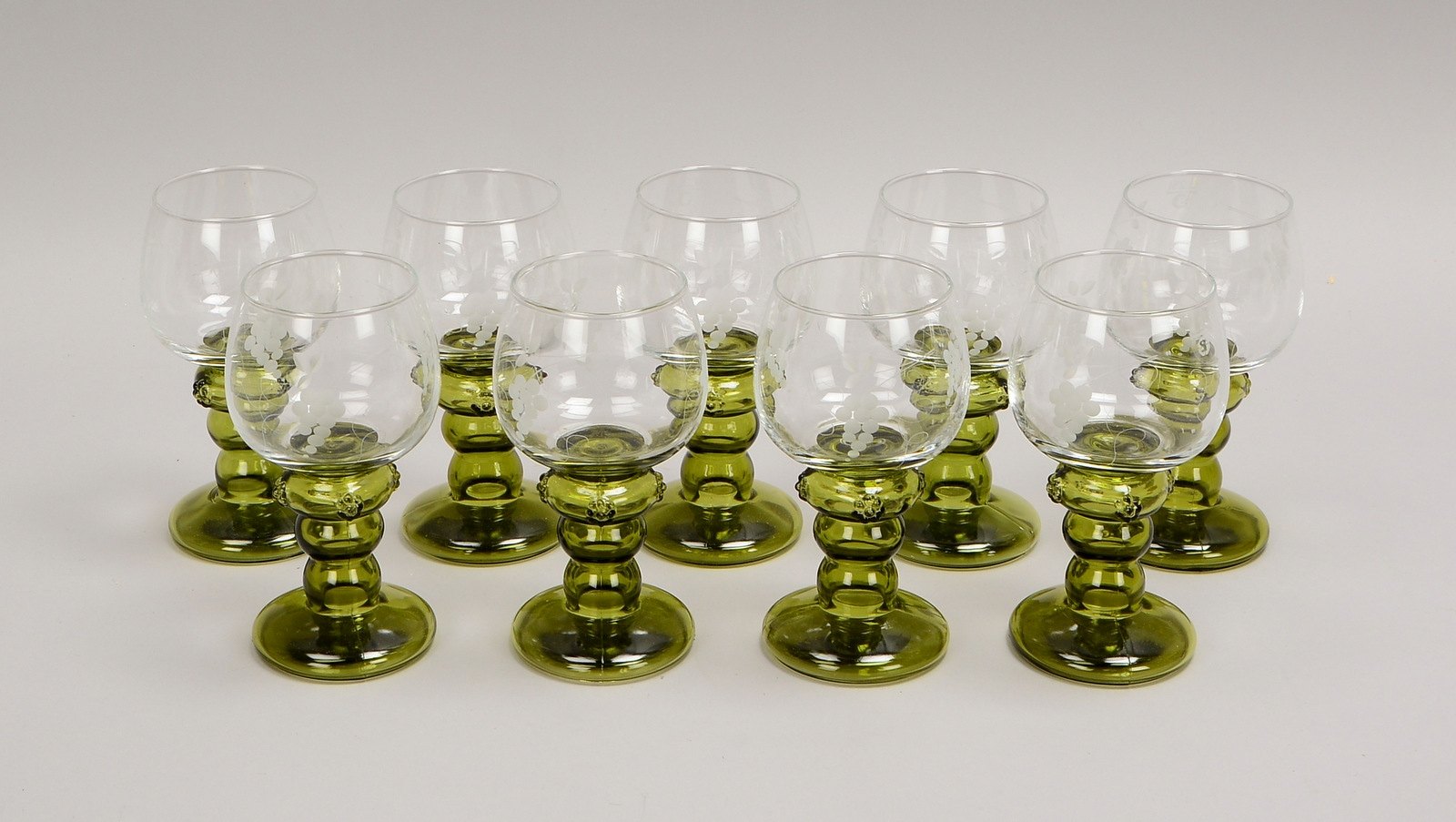 9 Weingläser, Kuppa mit mattiertem 'Weinreben'-Dekor, auf grünem Fuß