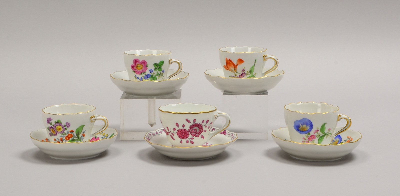 Meissen (I. Wahl), 4x Mokkatassen, 'Deutsche Blume'; anbei 1 Hutschenr.-Tasse
