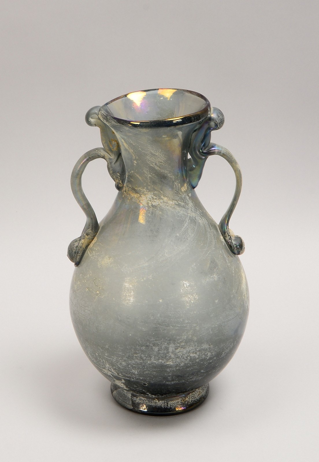 Glasvase, alt, mit Kalzifizierung und iris. Oberfläche, 2x seitl. Henkel; Höhe 30 cm