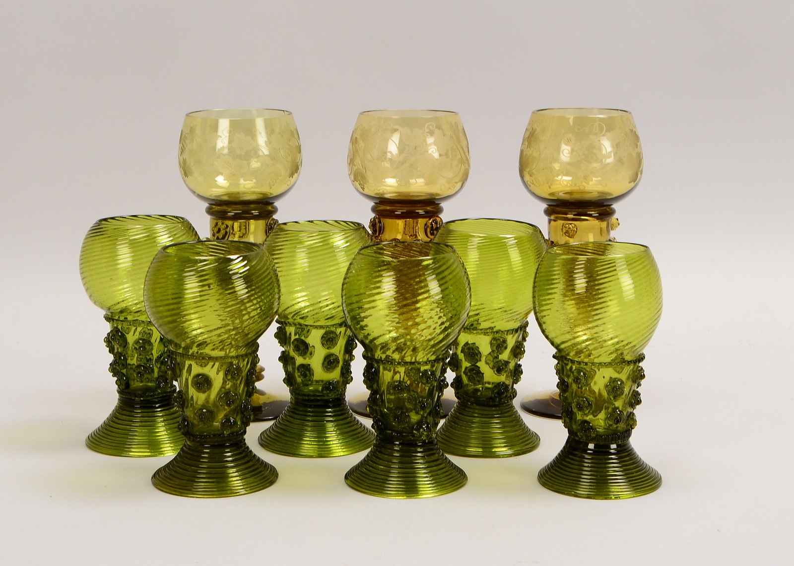9 antike Weißweingläser, flaschengr. Glas mit Noppenaufschmelzg., 6x dekorgl./3x abw.