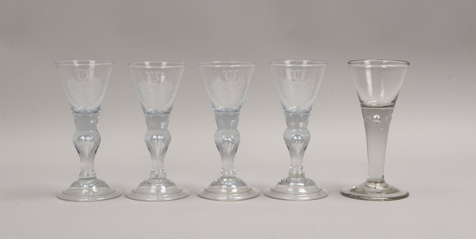 5 antike Tischgläser (4x 'Wappen'), mundgebl. Weißglas, eingest. Luftblase und Abriss