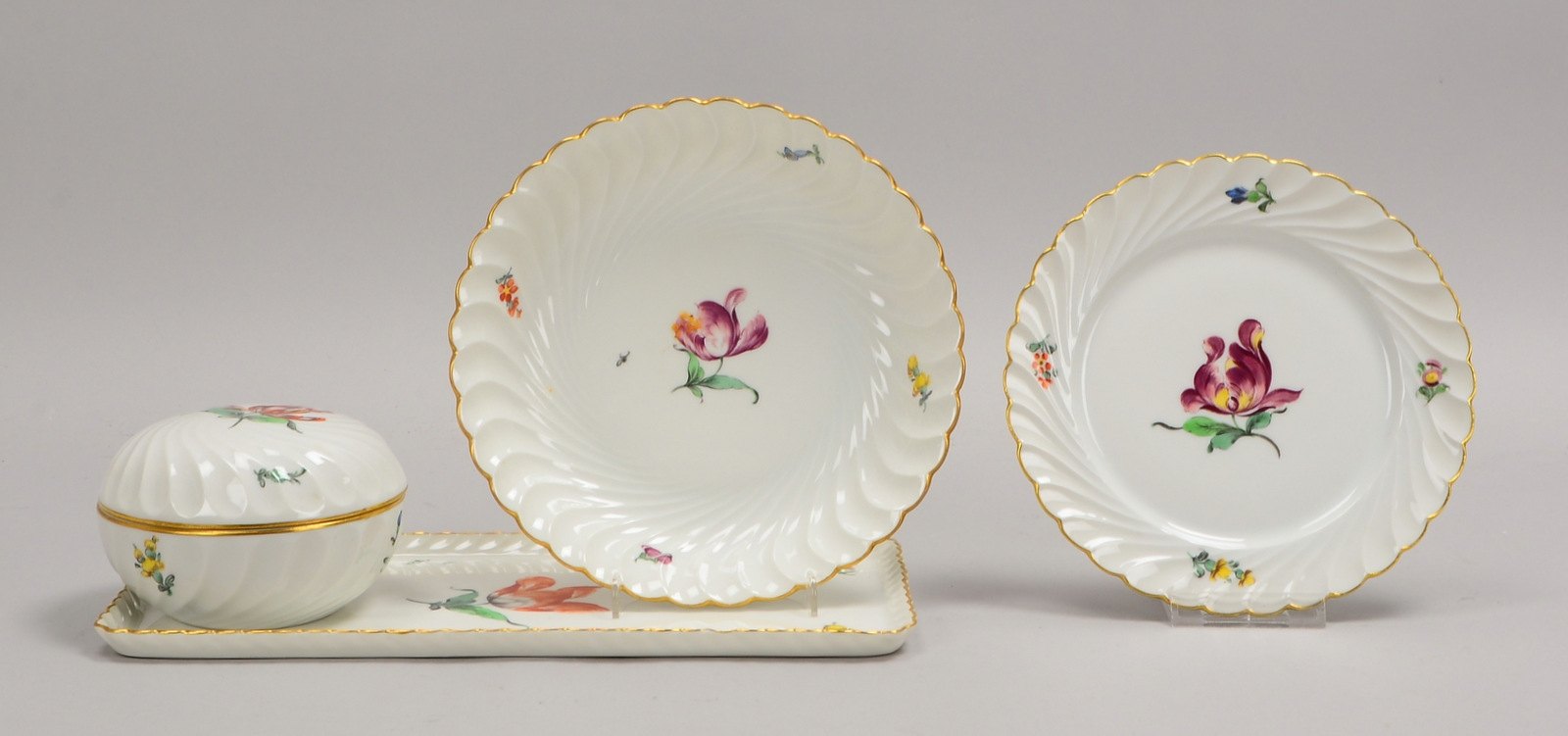 Nymphenburg, 4 Porz.-Servierteile, jeweils mit Blumendekor und Goldrand