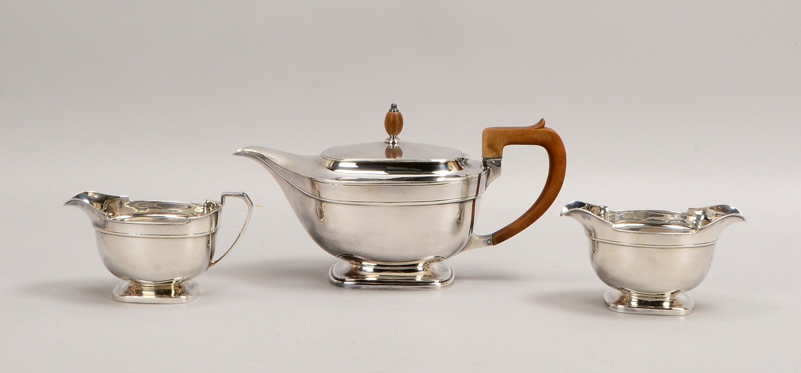 Teekern, 925 Sterlingsilber, klassizistist. Ausf.: Kanne, Zuckertopf und Sahnegießer
