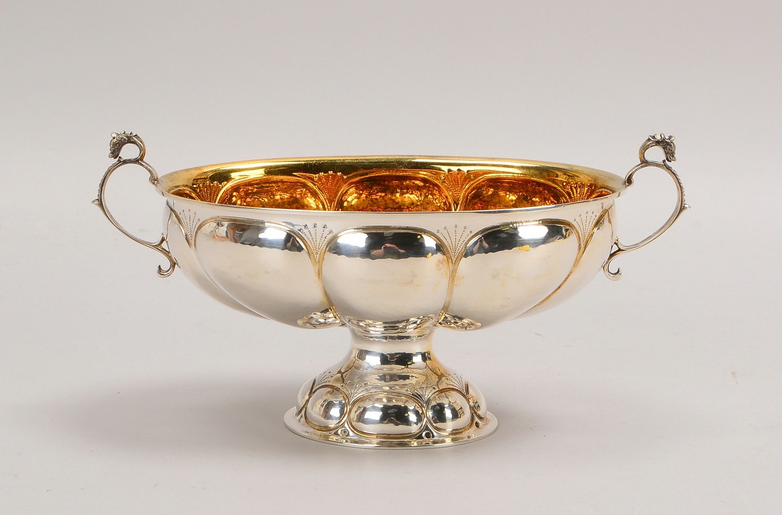 Weinbrand-Schale, 925 Sterlingsilber, 8-passig/oval, auf Sockel, figürl. Handhaben