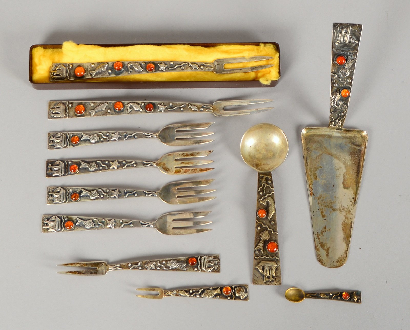 Tafelsilber (G. Kramer/Ribnitz), 835 Silber, stark relief. Dekor, Bersteinbes., 11 Teile