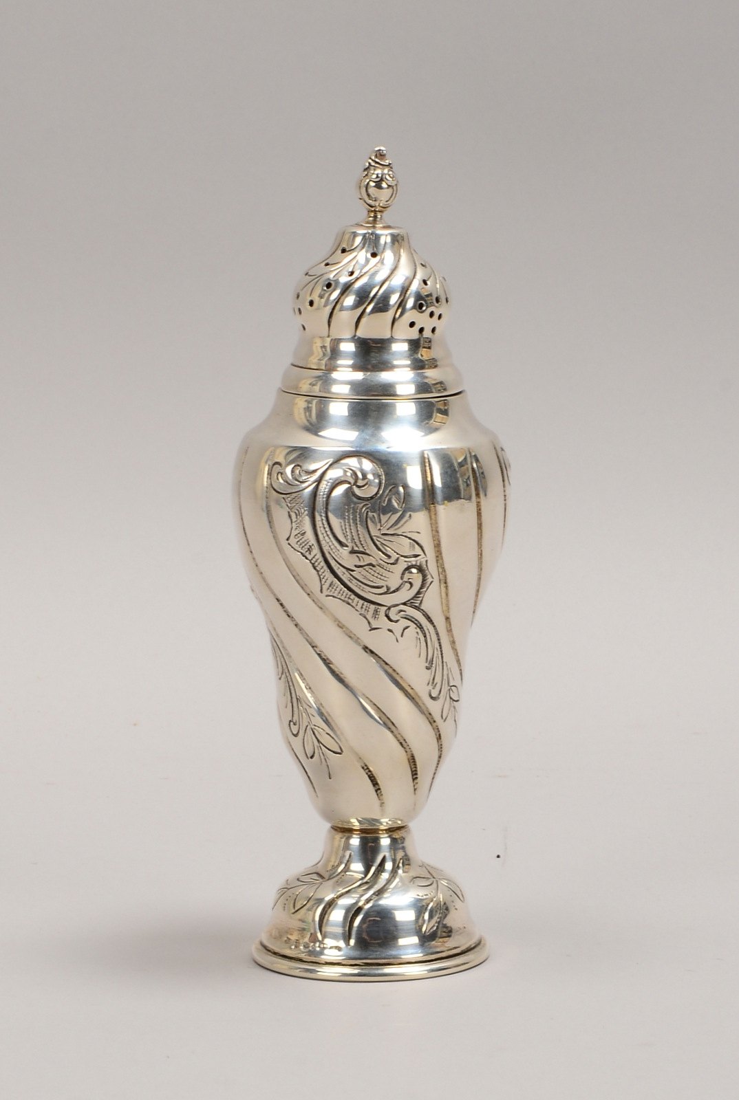 Zuckerstreuer, 830 Silber (mehrfach punz.), barocke Form, flor. Reliefdekor, mit Deckel