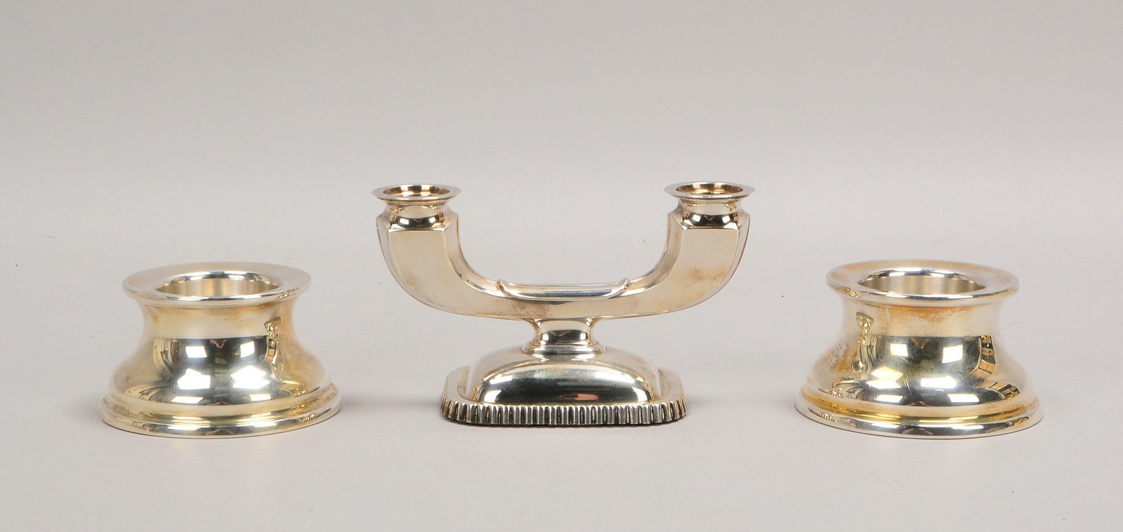 3 Kerzenleuchter: Leuchterpaar, 925 Sterlingsilber, und einzelner Leuchter, 835 Silber