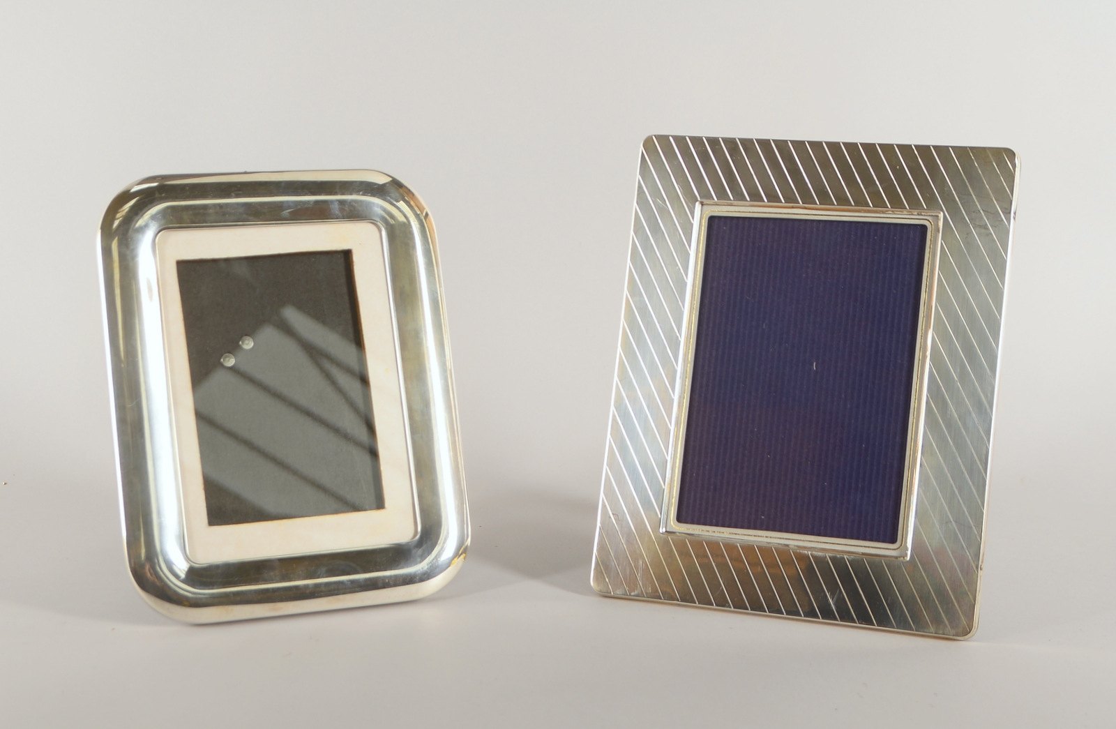 2 Bilderrahmen, jeweils mit 925 Sterlingsilber-Rand, verglast, mit Ständer