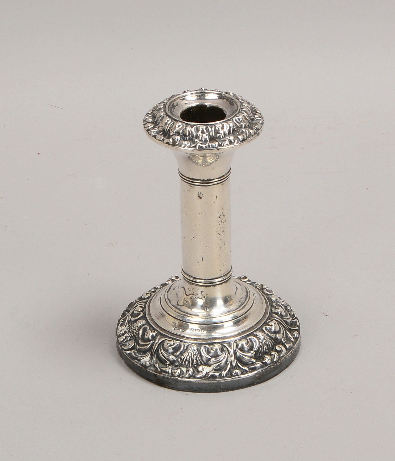 Kerzenleuchter, 925 Sterlingsilber, Rand mit floralem Reliefdekor - gefüllt!; Höhe 13 cm