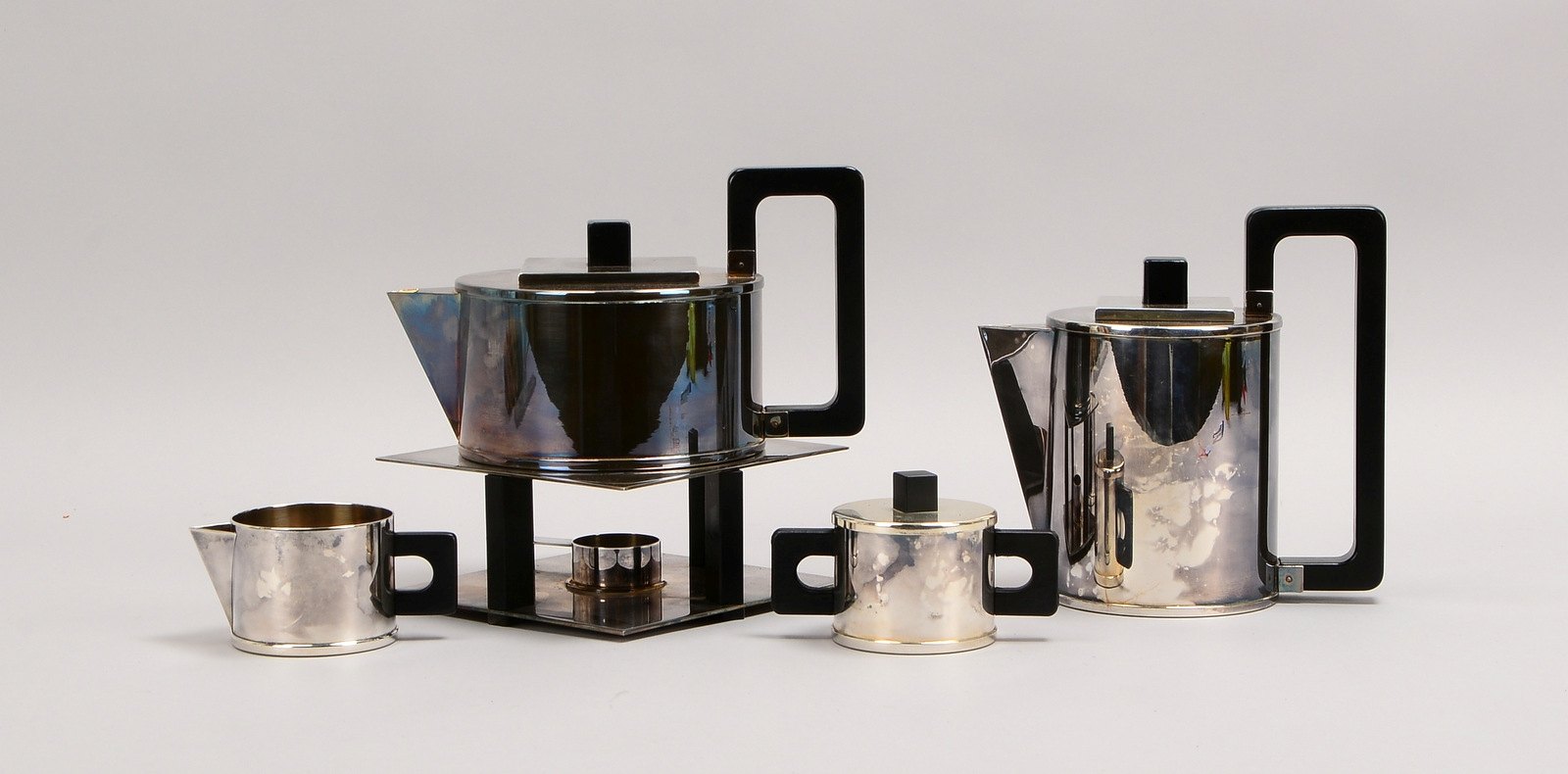 Tee-/Kaffeekern, versilbert: Teekanne auf Stövchen, Kaffeekanne, Zucker und Sahne