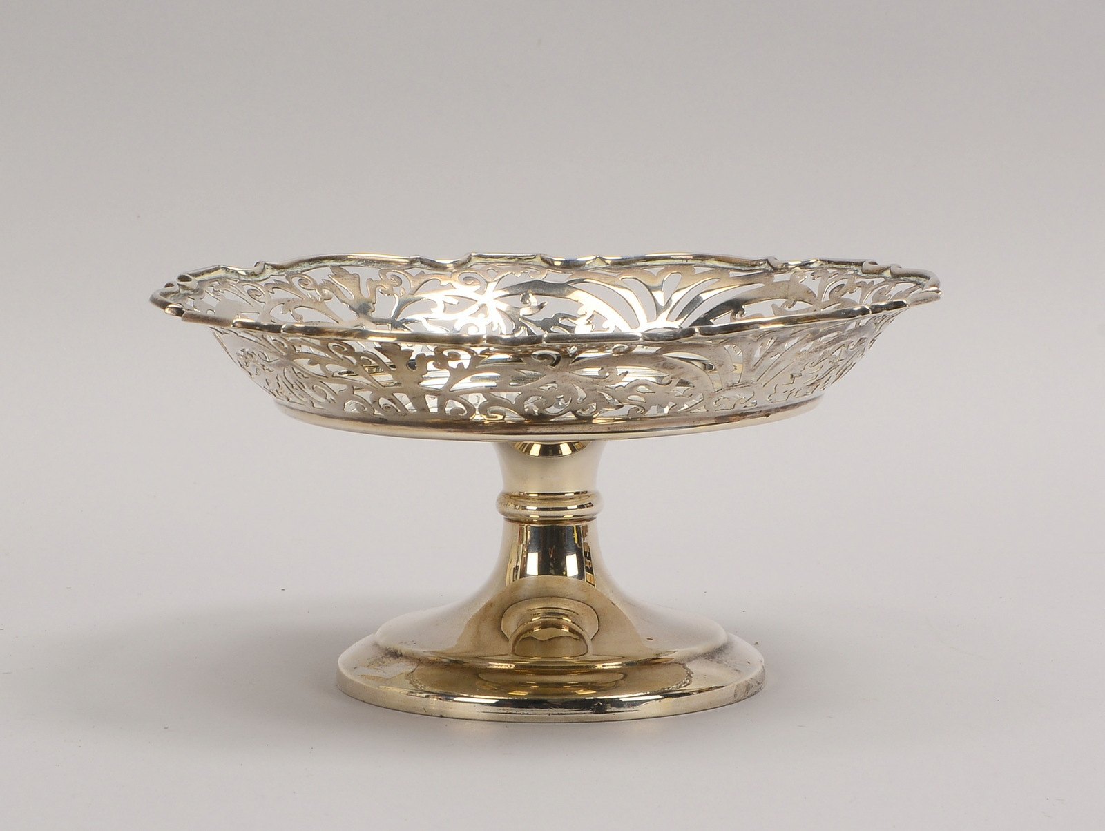 Tischaufsatz, Sterlingsilber, floral durchbr. Rand; Höhe 10 cm, Ø 20 cm, Gew. 338 g