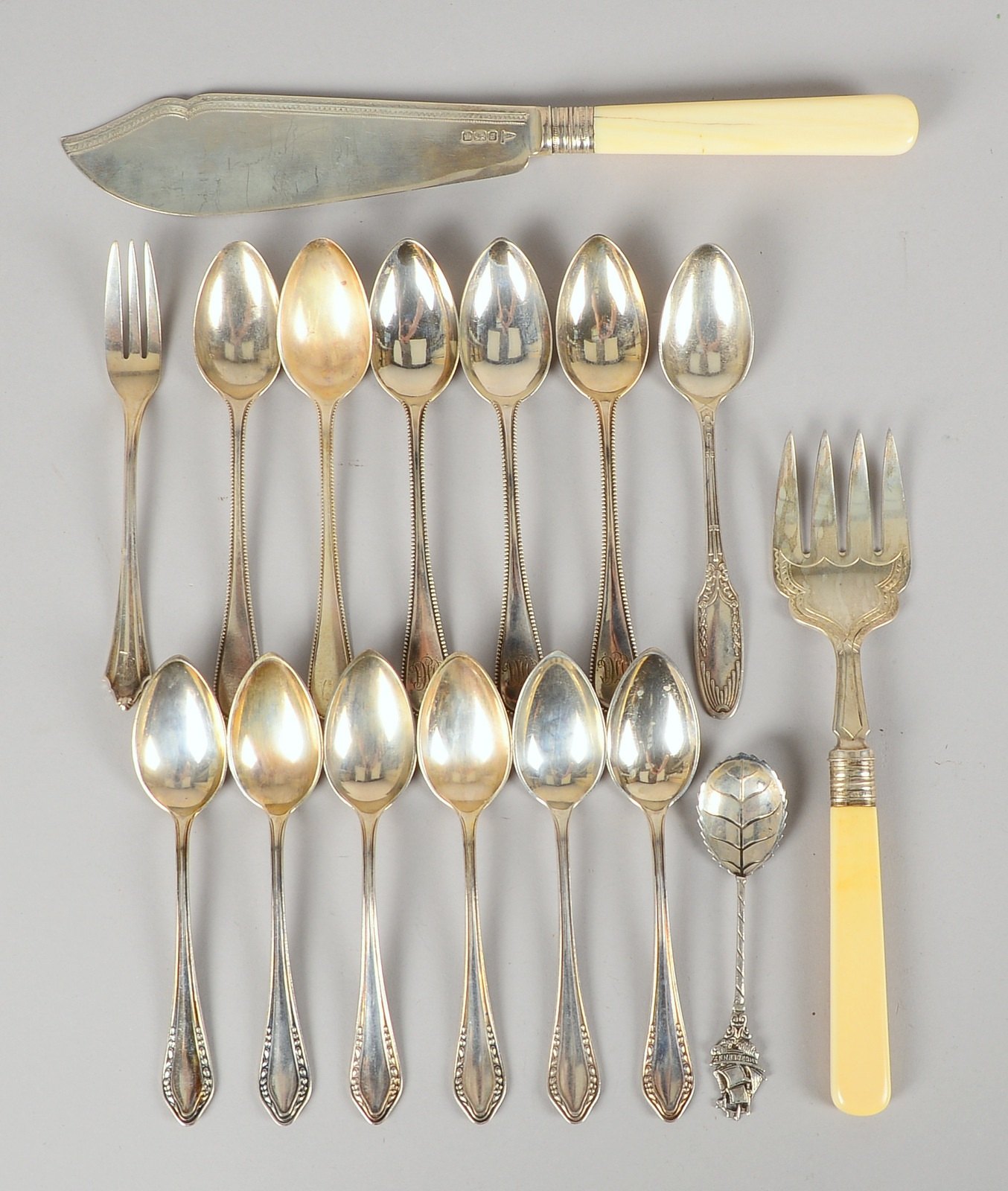 Fisch-Vorlegebest., 925 Silber, Gew. 159 g; und Teelöffel-Konv., 800 Silber, Gew. 280 g