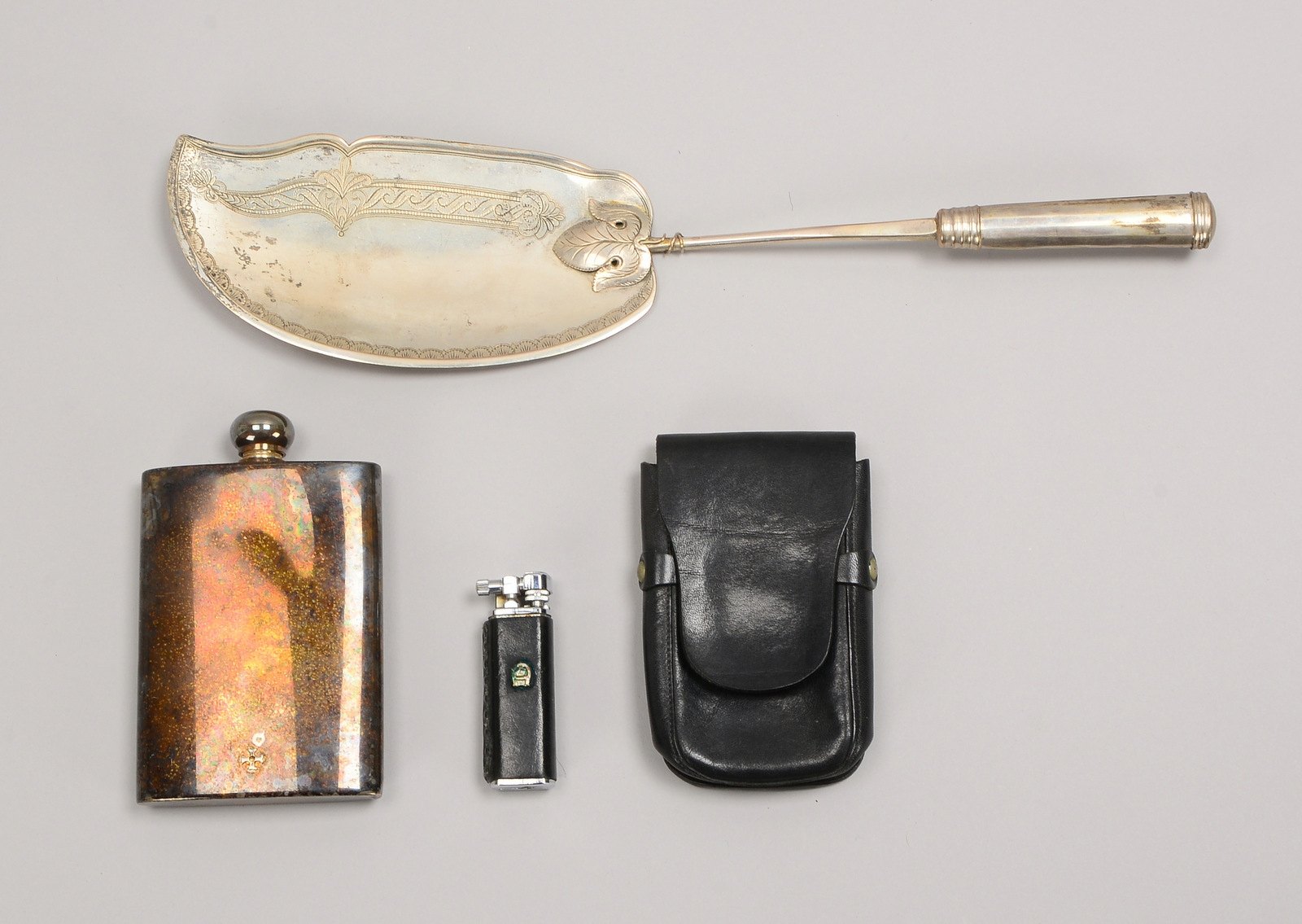 Antiker Fischheber, 12-löt. Silber; Flachmann mit Aufl.; 2-tlg. Aigner-Raucherset