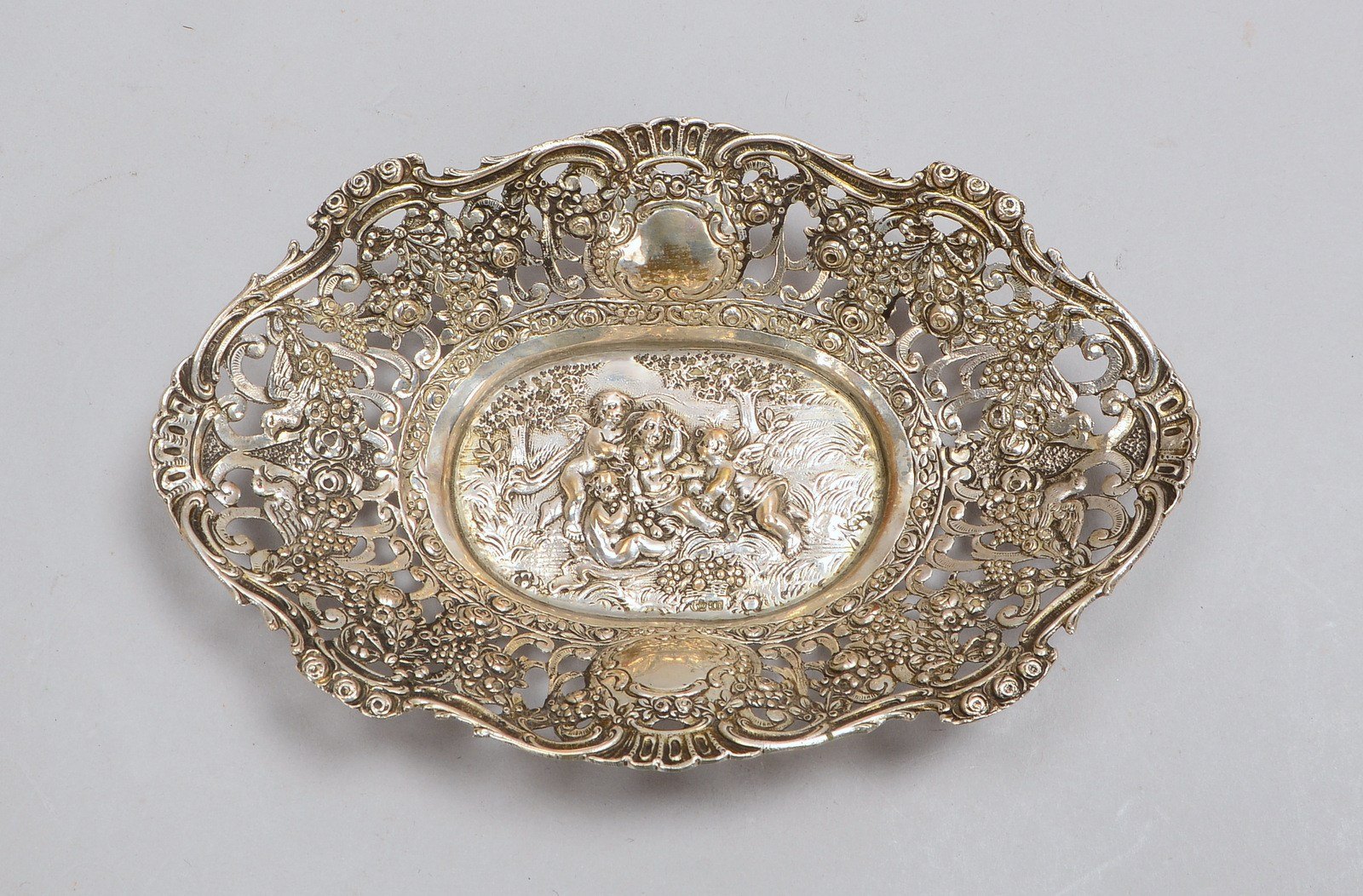 Schale, 800 Silber, Reliefdekor, Spiegel mit 'Puttoszene', durchbr. Fahne/flor. Motive