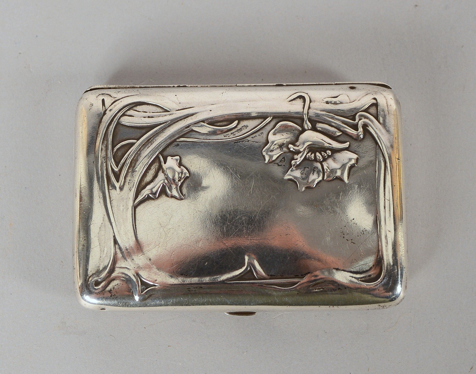 Zigarettendose (Jugendstil), 800 Silber; Maße 8,5 x 6 cm (mit kleinen Dellen)
