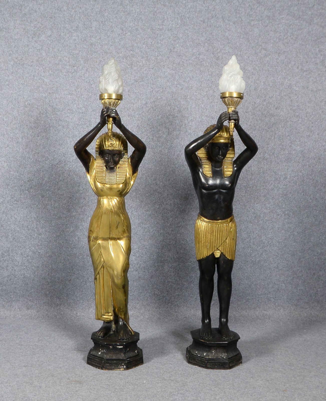 2 g. figürl. Stehlampen, jeweils 1-fl., Bronzeguss, 'Pharao und Pharaonin', elektr.