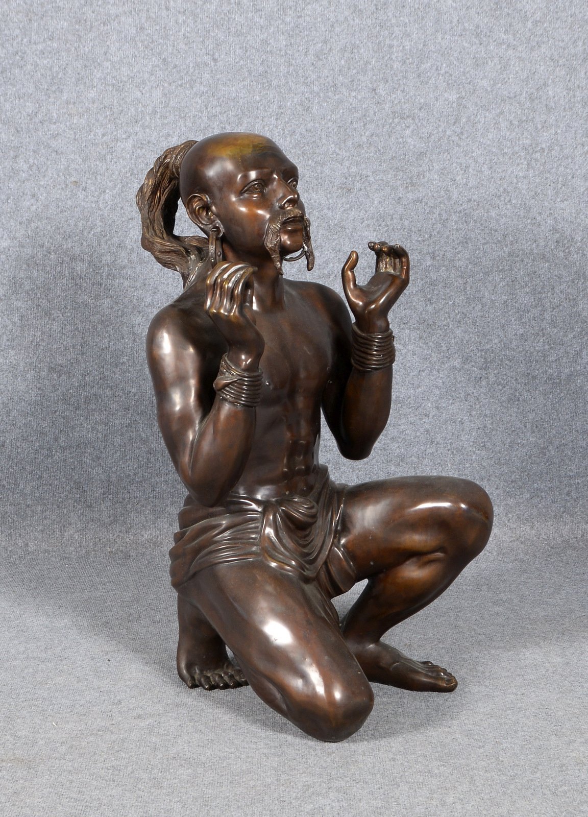 Bronzeskulptur, 'Rikscha-Träger' (hockend - ohne Fahrzeug!), sign. - schwere Ausf.