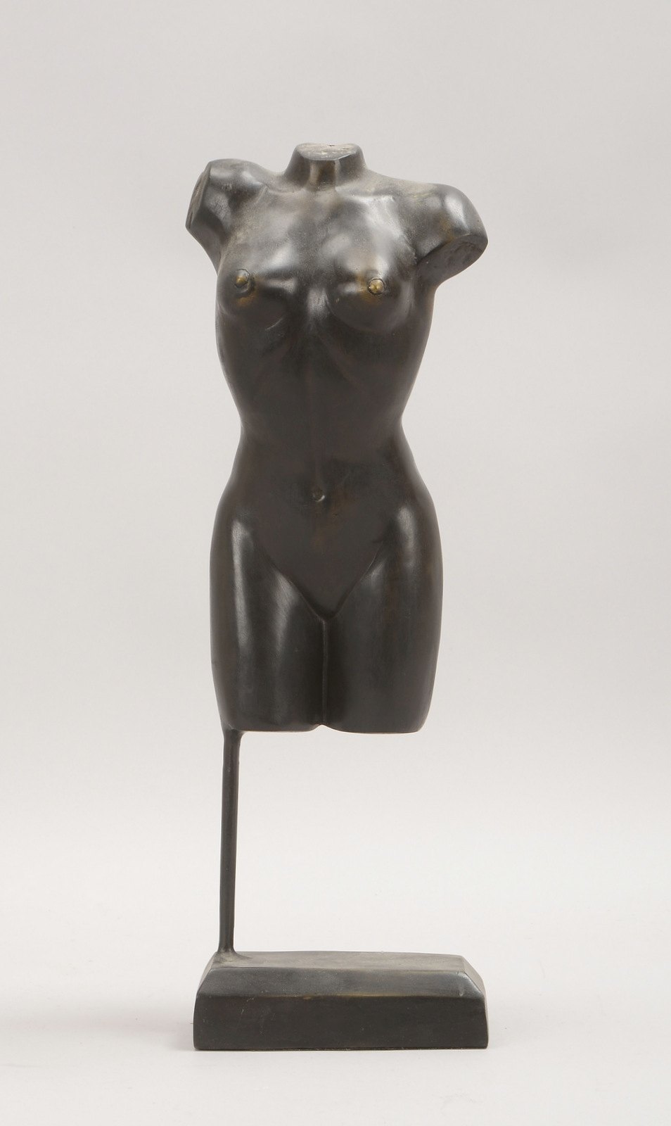 Bronzeskulptur, 'Frauentorso', unsign., Skulptur schwebend auf Bronzesockel; Höhe 45 cm