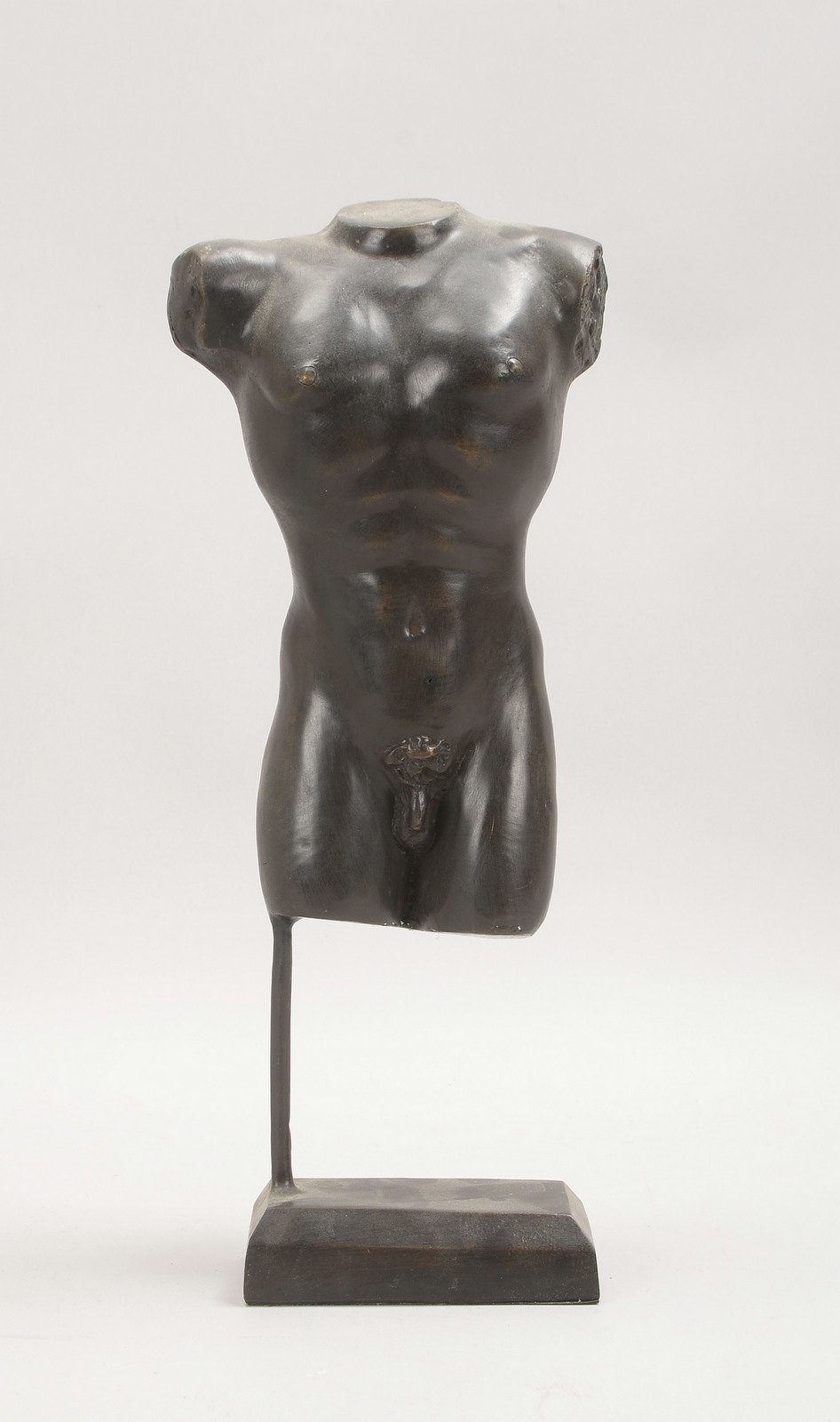 Bronzeskulptur, 'Männertorso', unsign., Skulptur schwebend auf Bronzesockel; Höhe 45 cm